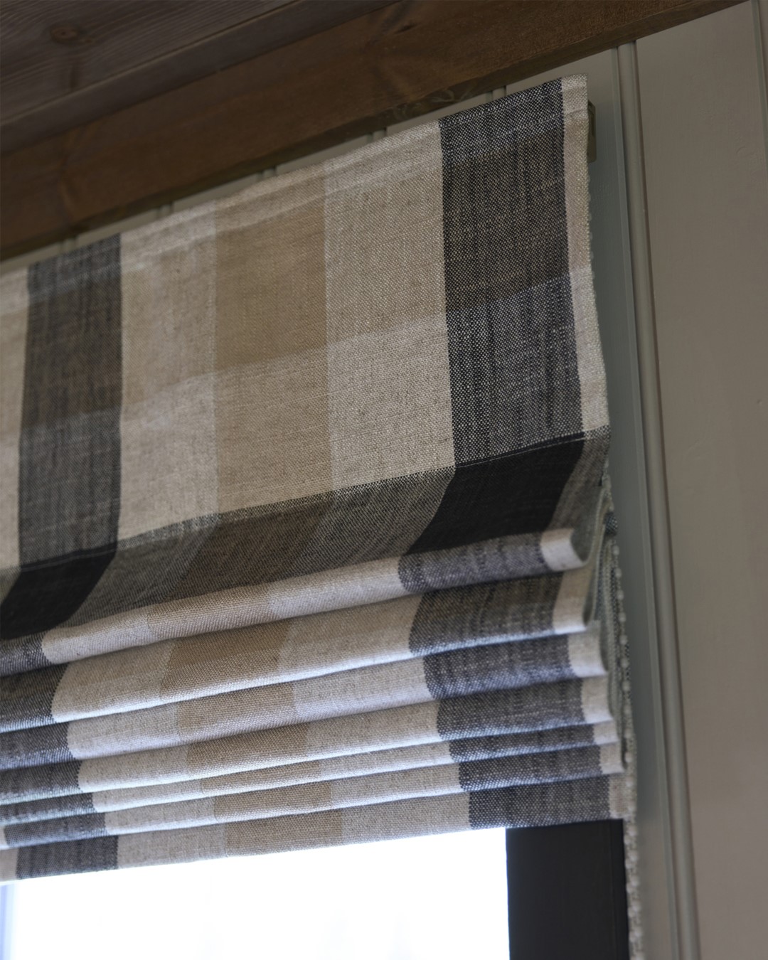 Detaljbilde av skreddersydd liftgardin i hard fold med spiler i tekstilen Oban Check fra Ian Mankin i fargen Charcoal. Fra Eventyrlig Oppussing 2025, Snåsa. Foto. Detaljbilde av skreddersydd liftgardin i hard fold med spiler i tekstilen Oban Check fra Ian Mankin i fargen Charcoal. Fra Eventyrlig Oppussing 2025, Snåsa. Foto.