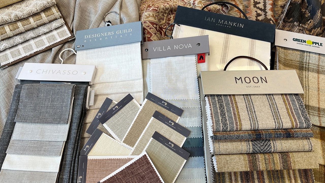 Tekstilprøver fra kjente leverandører som Chivasso, Designers Guild, Villa Nova, Moon, Ian Mankin og Green Apple. Foto.