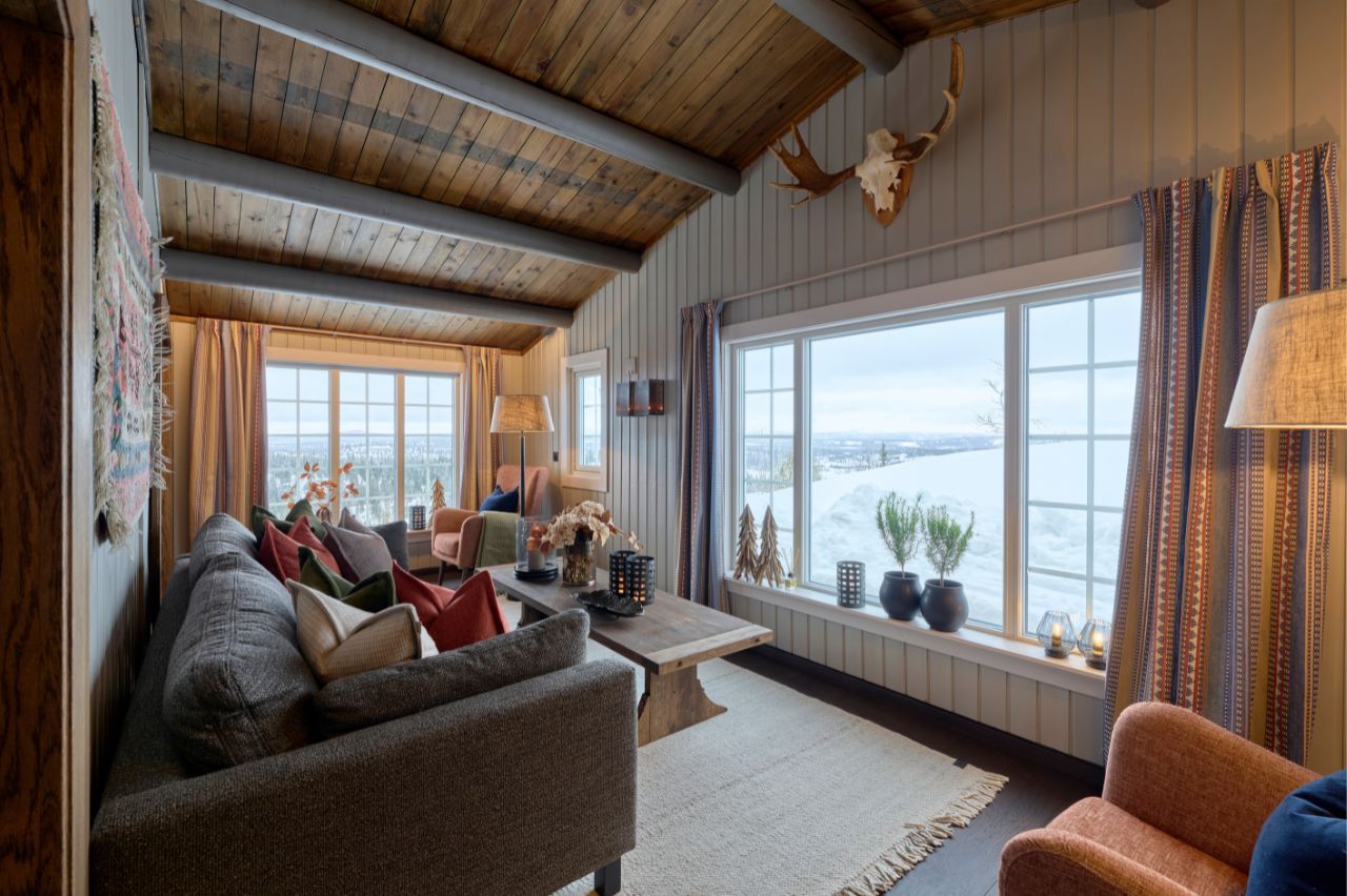gardinmaker-vardefjell-stue-sofa-tilton-stripe-ian-sanderson-halvor-bakke.jpg