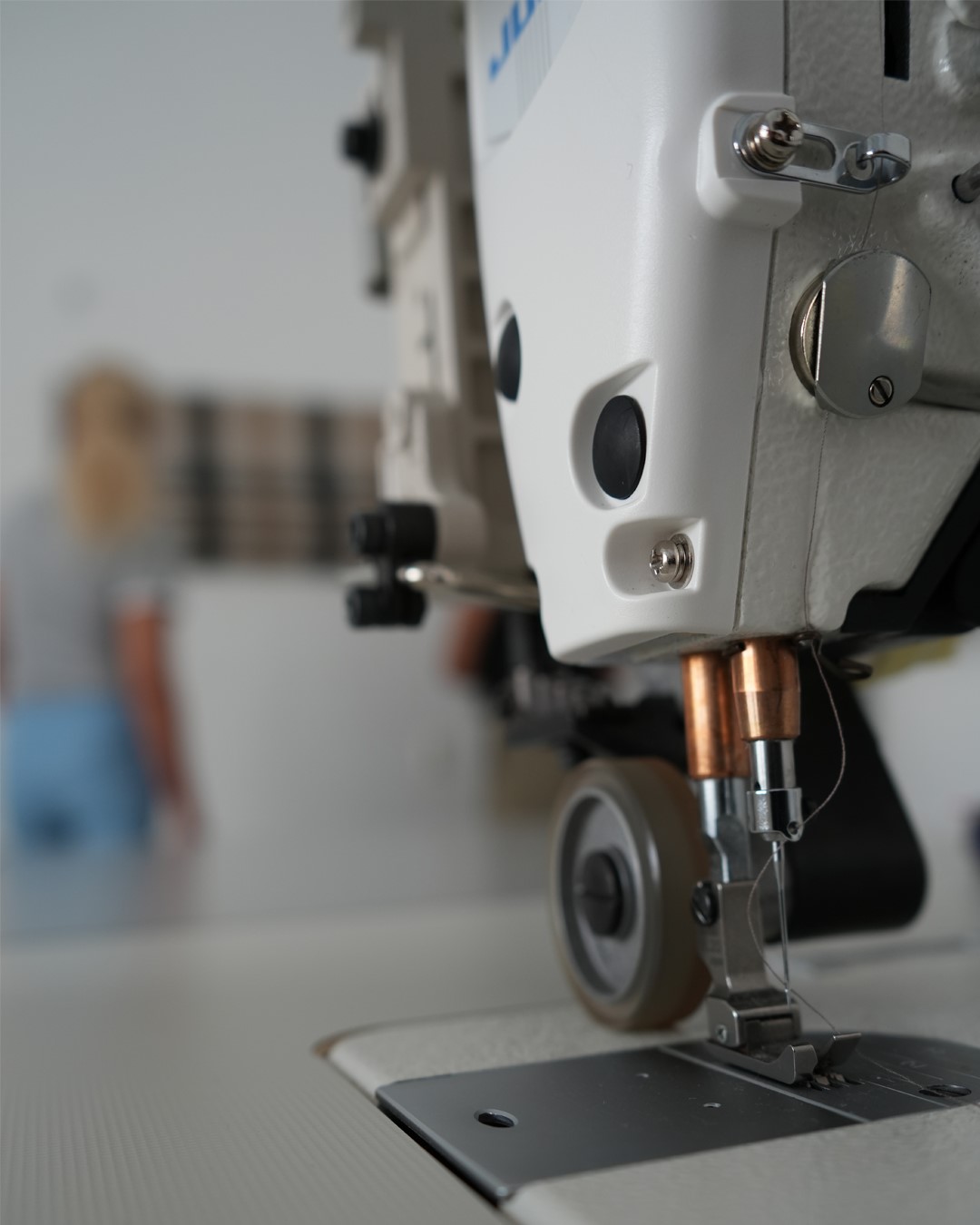 Detaljbilde av symaskin fra sømstudio hos Gardinmaker.no. Foto. Detaljbilde av symaskin fra sømstudio hos Gardinmaker.no. Foto.