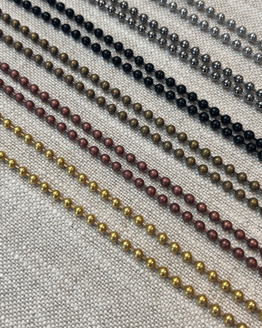 Metallkjeder i forskjellige farger. Foto.