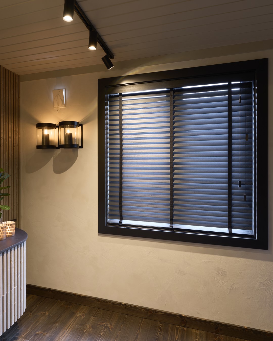 Bilde av Bambus trepersienner, fargen Ebony. Trepersiennene er lukket. Vindu med sorte vinduslister. Lys beige vegger. Lyslykter på vegger. Fra Eventyrlig Oppussing 2025, Sjøholt. Foto. Bilde av Bambus trepersienner, fargen Ebony. Trepersiennene er lukket. Vindu med sorte vinduslister. Lys beige vegger. Lyslykter på vegger. Fra Eventyrlig Oppussing 2025, Sjøholt. Foto.