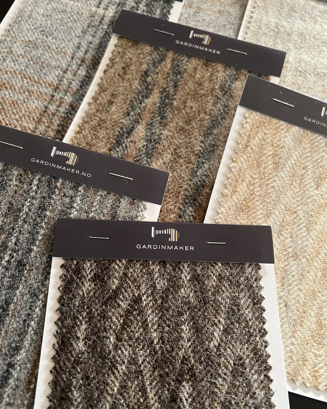 Tekstilprøver av tekstilen Naturally Moon II fra Moon i flere farger. Gardinmaker.no. Foto. Tekstilprøver av tekstilen Naturally Moon II fra Moon i flere farger. Gardinmaker.no. Foto.