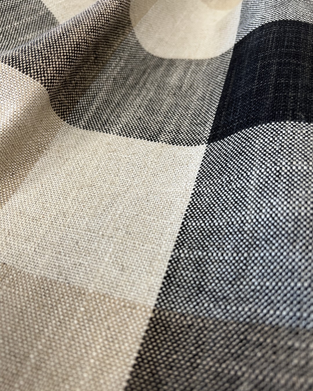 Detaljbilde av tekstilen Oban Check fra Ian Mankin i fargen Charcoal. Foto. Detaljbilde av tekstilen Oban Check fra Ian Mankin i fargen Charcoal. Foto.