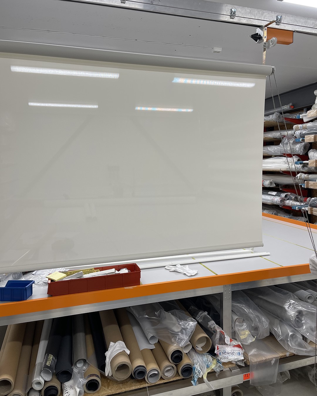 Tilpassing av rullegardin hos Gardinmaker.no. Foto. Tilpassing av rullegardin hos Gardinmaker.no. Foto.