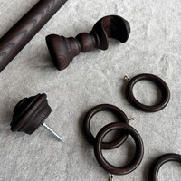 Gardinstang i Brent Eik fra Ebaniste, med veggholder, endedekor Cabriole og gardinringer i samme treverk.