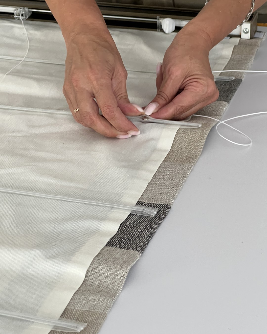 Detaljbilde av liftgardin med bommulsfôr og spiler fra sømstudio hos Gardinmaker.no Foto. Detaljbilde av liftgardin med bommulsfôr og spiler fra sømstudio hos Gardinmaker.no Foto.