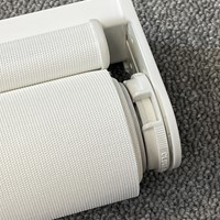 Detaljbilde av rullegardin med Toso system. Hvitt system med Screen Vision 5% fra Mermet i fargen White Linen. Foto.