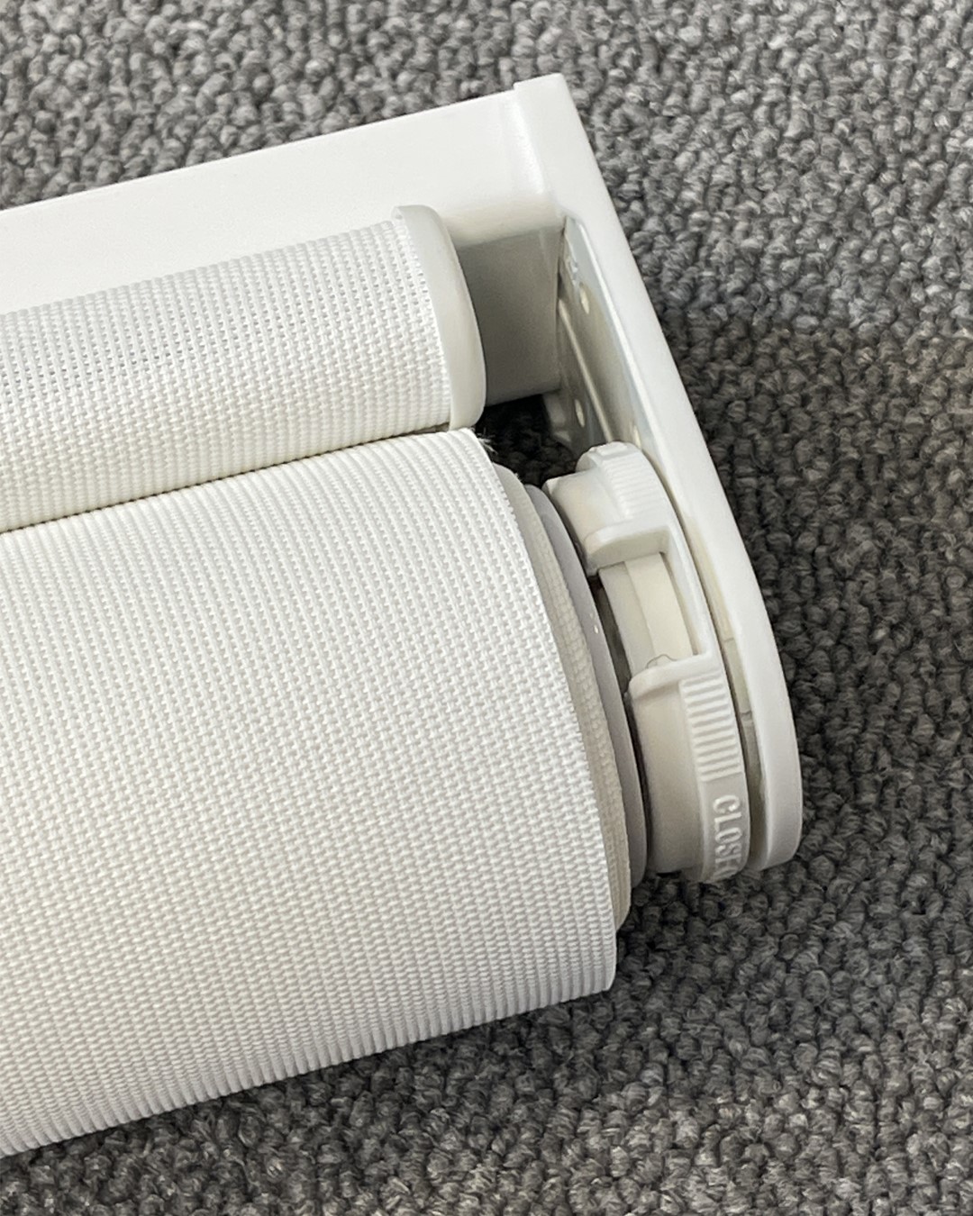 Detaljbilde av rullegardin med Toso system. Hvitt system med Screen Vision 5% fra Mermet i fargen White Linen. Foto. Detaljbilde av rullegardin med Toso system. Hvitt system med Screen Vision 5% fra Mermet i fargen White Linen. Foto.