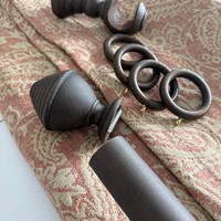 Trestang i brent eik Ø35 fra Ebaniste med gardinringer, veggfeste og endedekor Half Ribbed, på tekstil fra Ian Sanderson, Pomeroy Paisley i fargen Copper