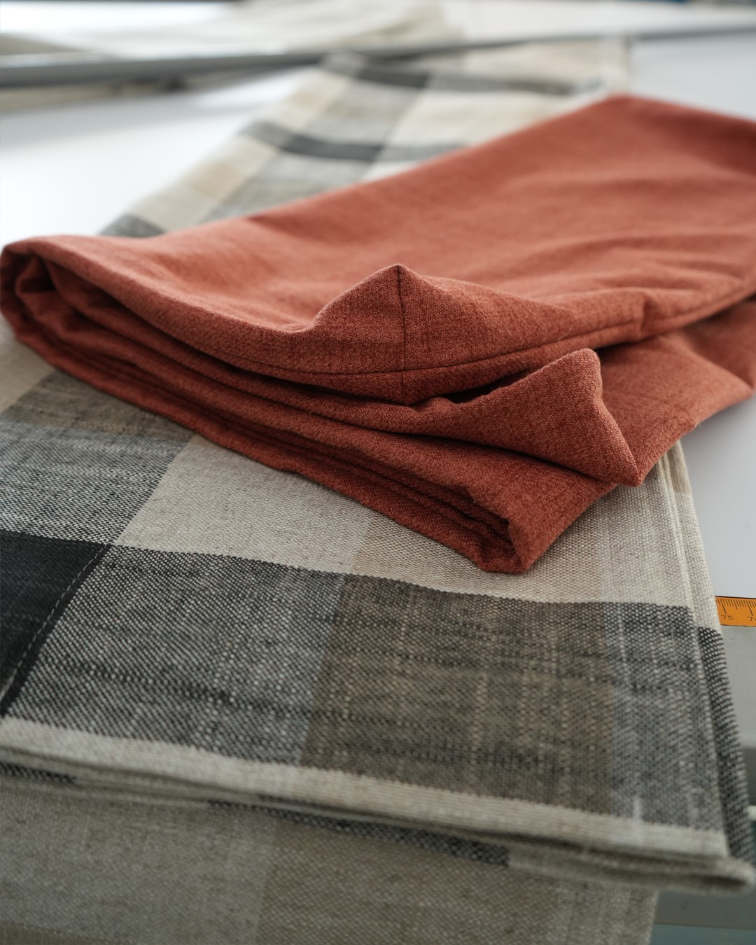 Detaljbilde av tekstiler fra sømstudio hos Gardinmaker.no. Foto Detaljbilde av tekstiler fra sømstudio hos Gardinmaker.no. Foto