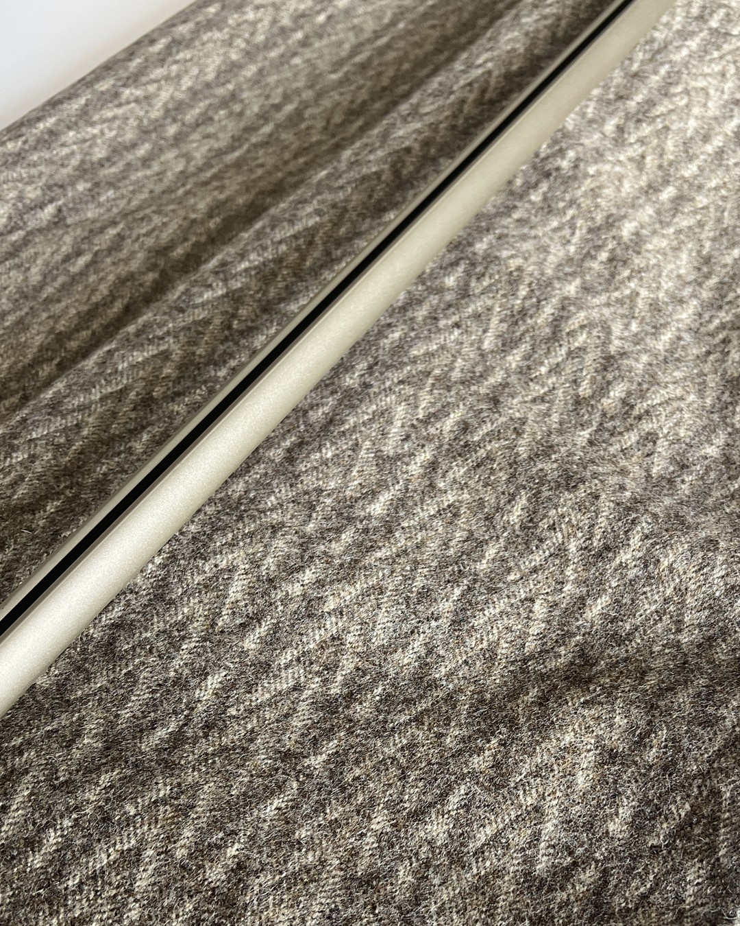 Detaljbilde av Nexty gardinskinne i fargen Champagne og tekstilen Naturally Moon II fra Moon i fargen Kintail Shale. Foto. Detaljbilde av Nexty gardinskinne i fargen Champagne og tekstilen Naturally Moon II fra Moon i fargen Kintail Shale. Foto.