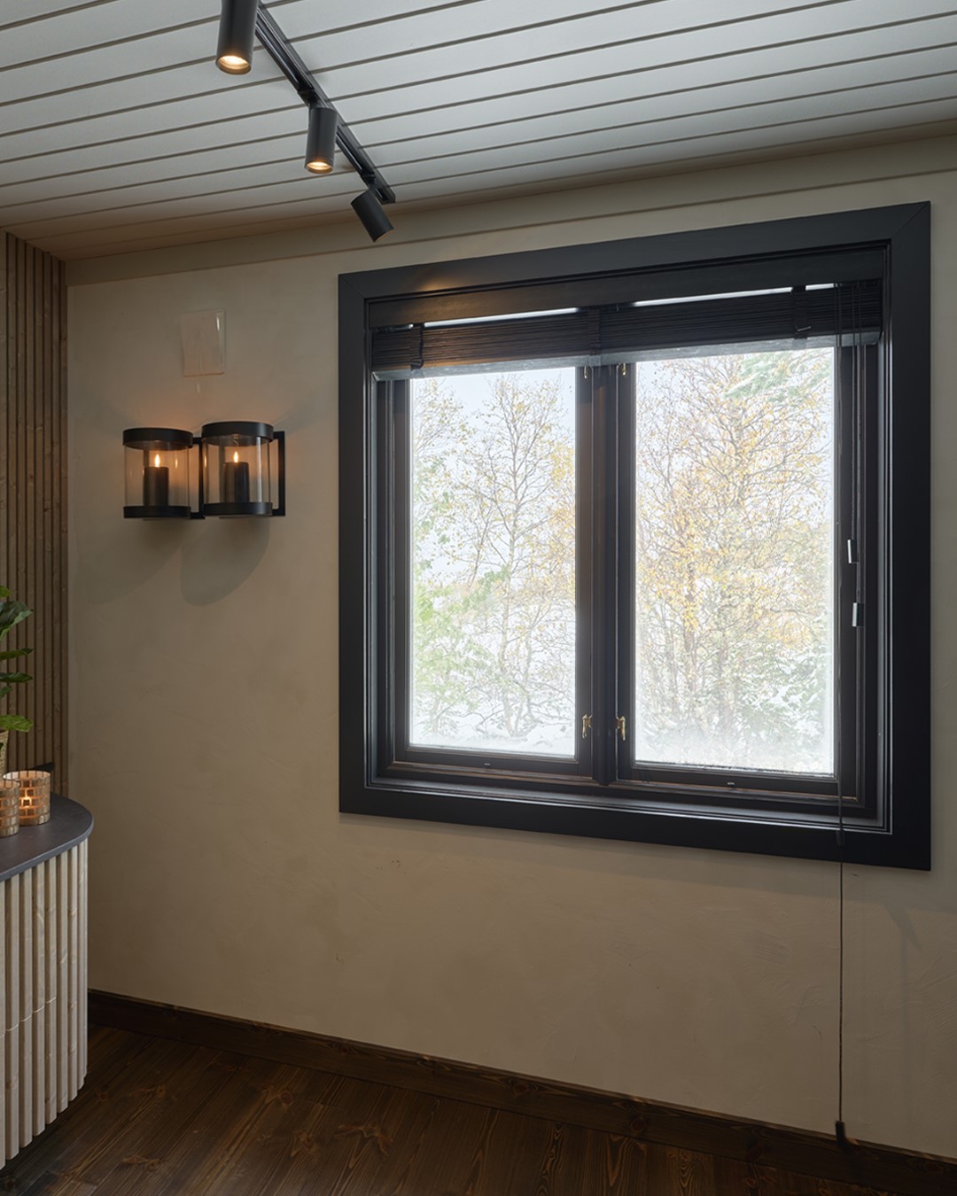 Bilde av Bambus trepersienner, fargen Ebony. Trepersiennene trekt helt opp. Vindu med sorte vinduslister. Lys beige vegger. Lyslykter på vegger. Fra Eventyrlig Oppussing 2025, Sjøholt. Foto. Bilde av Bambus trepersienner, fargen Ebony. Trepersiennene trekt helt opp. Vindu med sorte vinduslister. Lys beige vegger. Lyslykter på vegger. Fra Eventyrlig Oppussing 2025, Sjøholt. Foto.