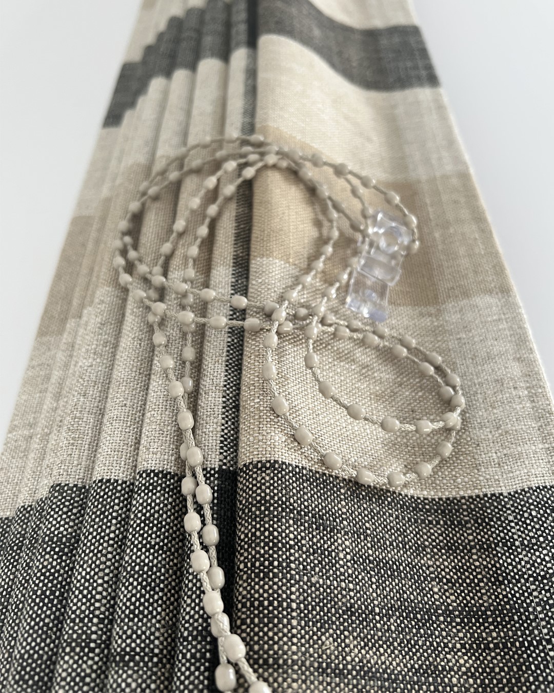 Detaljbilde av skreddersydd liftgardin fra Gardinmaker.no i tekstilen Oban Check fra Ian Mankin i fargen Charcoal. Foto. Detaljbilde av skreddersydd liftgardin fra Gardinmaker.no i tekstilen Oban Check fra Ian Mankin i fargen Charcoal. Foto.