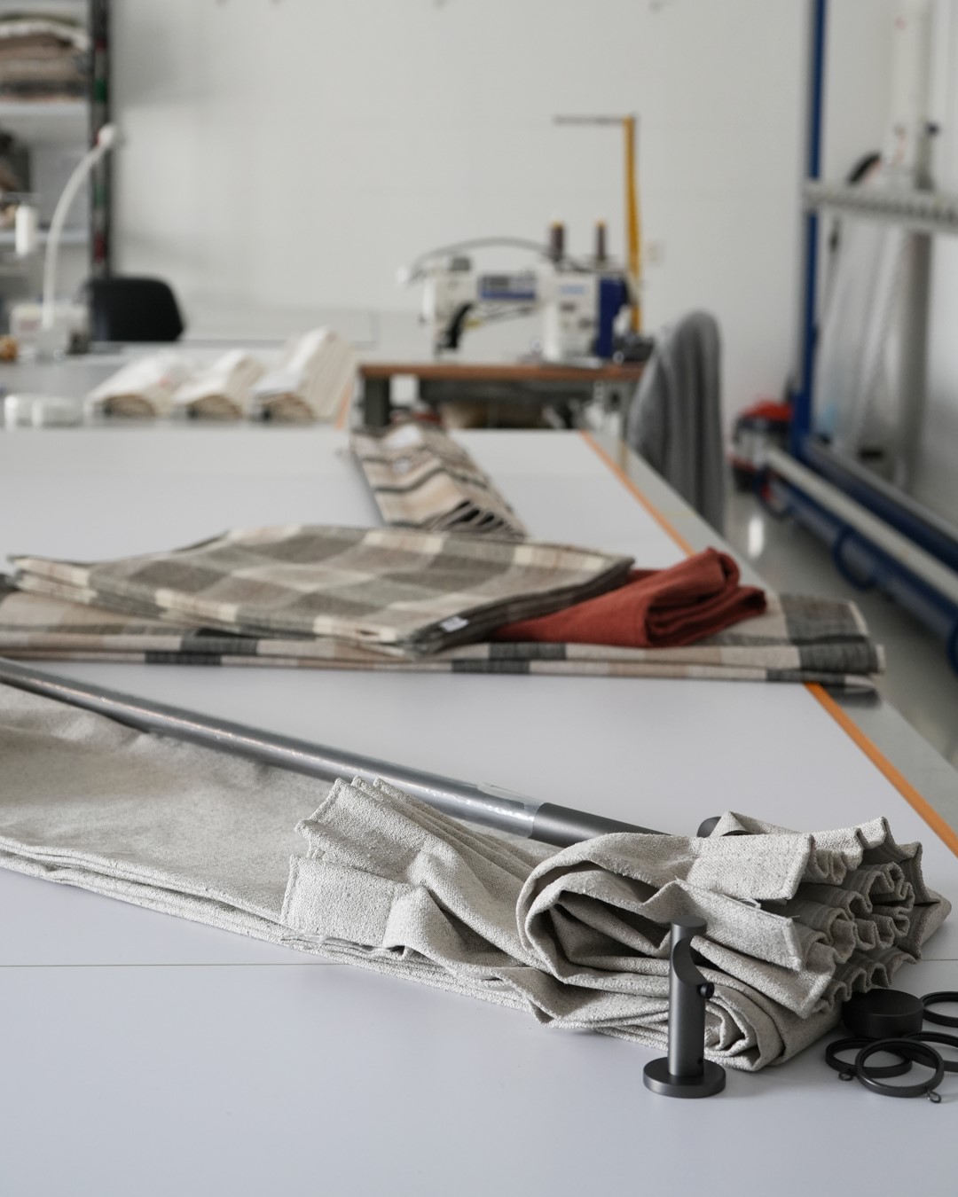 Bilder av skreddersydd gardinlengde med blyantfold, putetrekk og gardinstang. Fra sømstudio hos Gardinmaker.no. Foto. Bilder av skreddersydd gardinlengde med blyantfold, putetrekk og gardinstang. Fra sømstudio hos Gardinmaker.no. Foto.