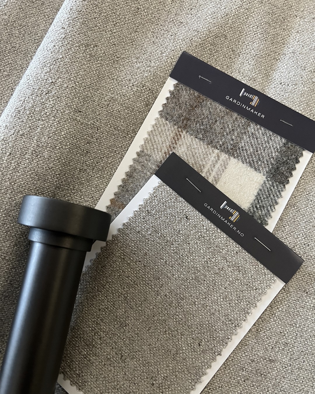 Tekstilprøver av tekstilen Naturally Moon II fra Moon i Skye Dolmite og tekstilen Kyri fra Roma i fargen Taupe. Madison gardinstang med endedekor Disc i fargen Matt Graphite. Gardinmaker.no. Foto. Tekstilprøver av tekstilen Naturally Moon II fra Moon i Skye Dolmite og tekstilen Kyri fra Roma i fargen Taupe. Madison gardinstang med endedekor Disc i fargen Matt Graphite. Gardinmaker.no. Foto.