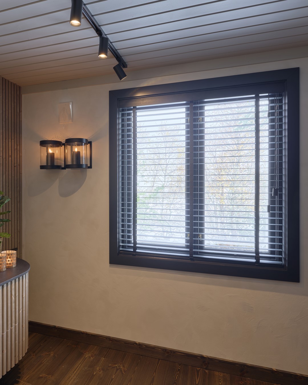 Bilde av Bambus trepersienner, fargen Ebony. Trepersiennene er åpen. Vindu med sorte vinduslister. Lys beige vegger. Lyslykter på vegger. Fra Eventyrlig Oppussing 2025, Sjøholt. Foto. Bilde av Bambus trepersienner, fargen Ebony. Trepersiennene er åpen. Vindu med sorte vinduslister. Lys beige vegger. Lyslykter på vegger. Fra Eventyrlig Oppussing 2025, Sjøholt. Foto.
