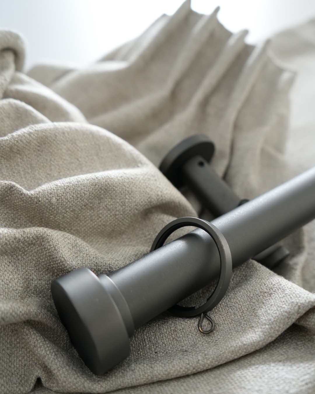 Detaljbilde av Madison gardinstang i fargen Matt Graphite. Fra sømstudio hos Gardinmaker.no. Foto. Detaljbilde av Madison gardinstang i fargen Matt Graphite. Fra sømstudio hos Gardinmaker.no. Foto.