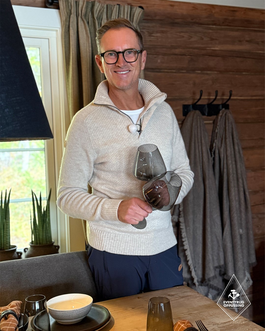 1. Nærbilde av mønstret ulltekstil i grønne, beige og burgunder toner sammen med detaljer til gardinopphenget, blant annet svart smijernsstang, endekule og gardinringer. Fra Eventyrlig Oppussing Mesnali. Foto.