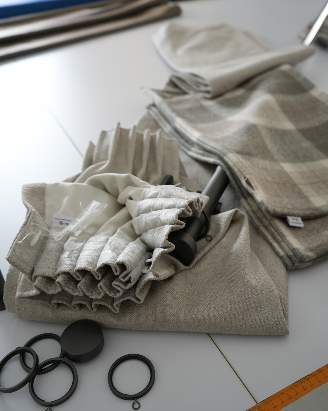 Bilder av skreddersydd gardinlengde med blyantfold, putetrekk og gardinstang. Fra sømstudio hos Gardinmaker.no. Foto. Bilder av skreddersydd gardinlengde med blyantfold, putetrekk og gardinstang. Fra sømstudio hos Gardinmaker.no. Foto.