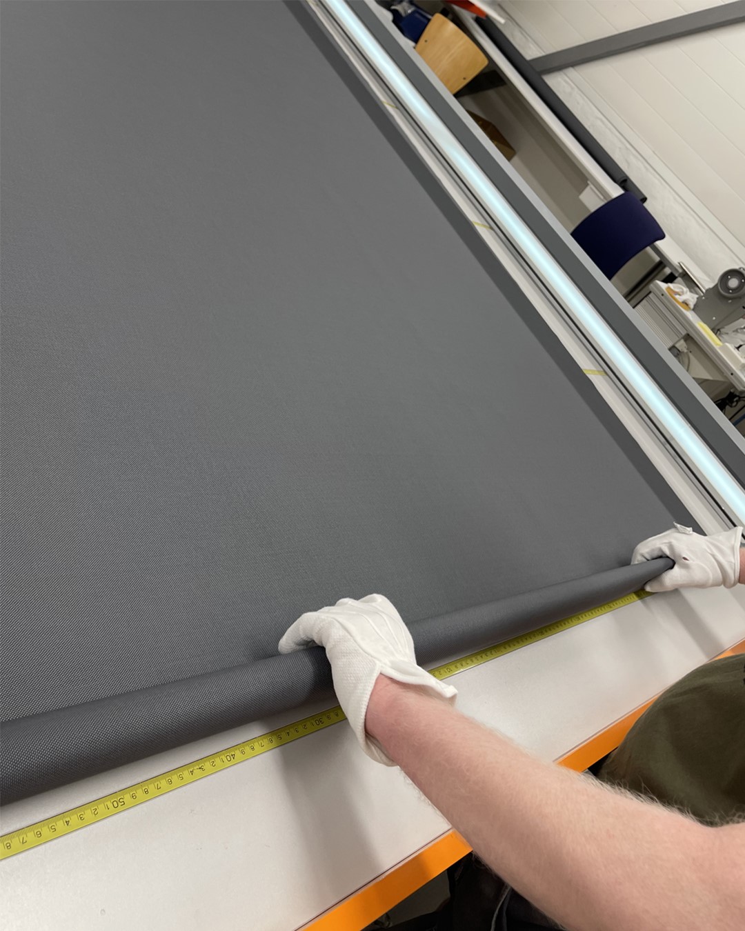 Tilpassing av rullegardin hos Gardinmaker.no. Foto. Tilpassing av rullegardin hos Gardinmaker.no. Foto.