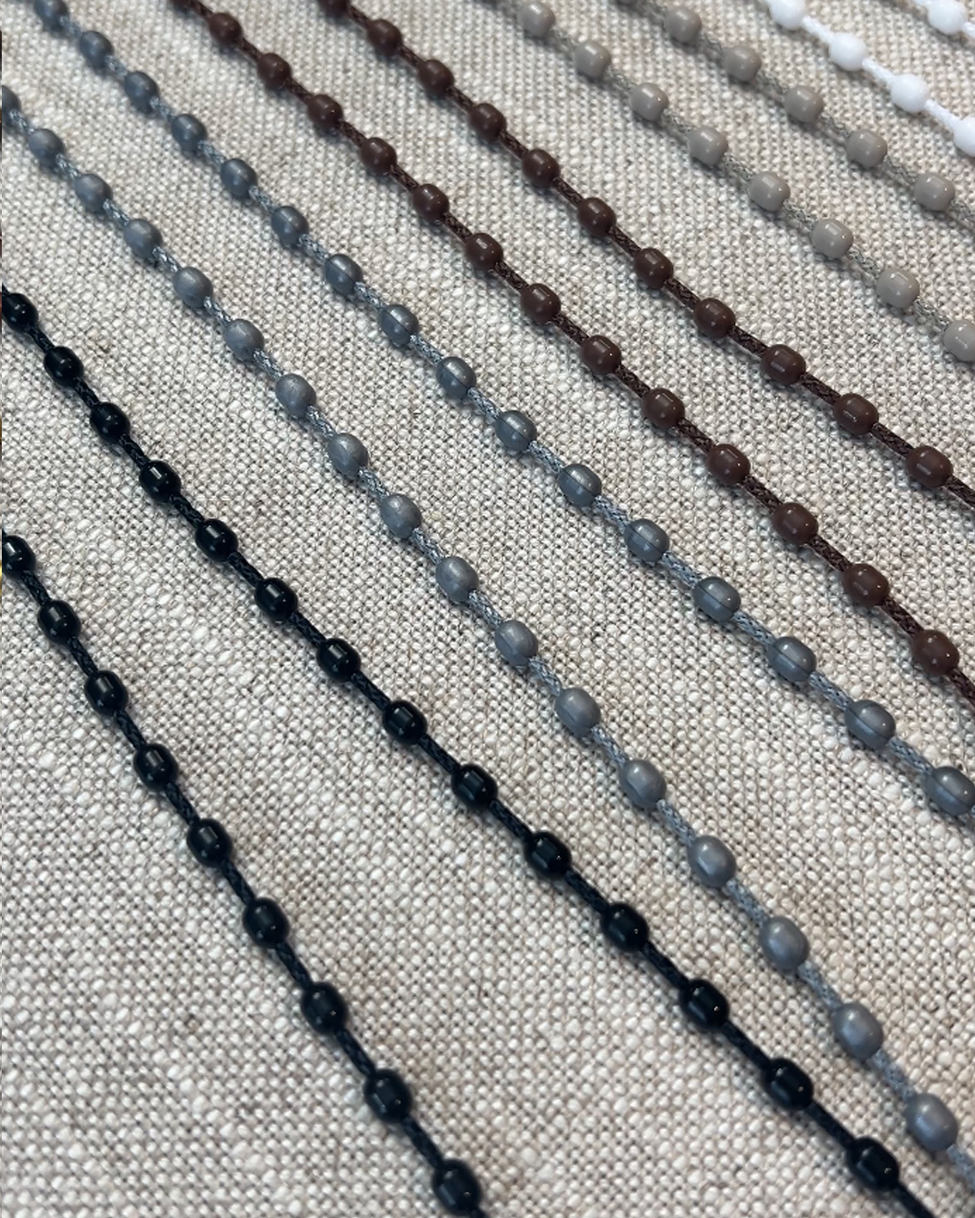 Plastkjeder i forskjellige farger. Foto.