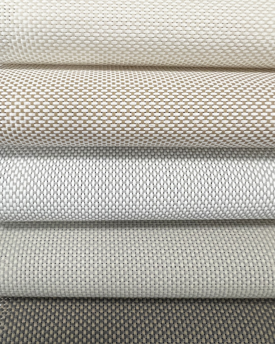 Tekstilprøver av Screen Vision 5% fra Mermet i flere farger. Foto. Tekstilprøver av Screen Vision 5% fra Mermet i flere farger. Foto.