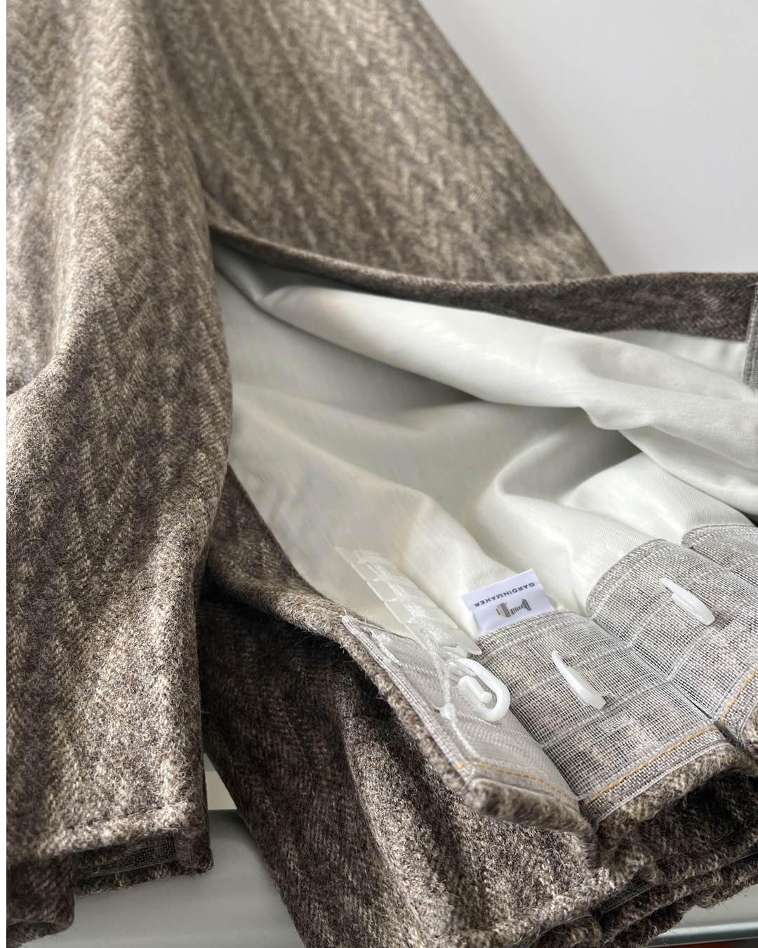 Skreddersydd gardinlengde med lystett fôr sydd i blyantfold. Tekstilen Naturally Moon II fra Moon i fargen Kintail Shale. Kroket og klar til å henges opp. Foto. Skreddersydd gardinlengde med lystett fôr sydd i blyantfold. Tekstilen Naturally Moon II fra Moon i fargen Kintail Shale. Kroket og klar til å henges opp. Foto.