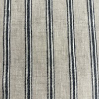 Tekstilprøve av Murray Blue fra Les Créations de la Maison, et linstoff i 100 % lin med klassiske blå striper på naturfarget bunn.