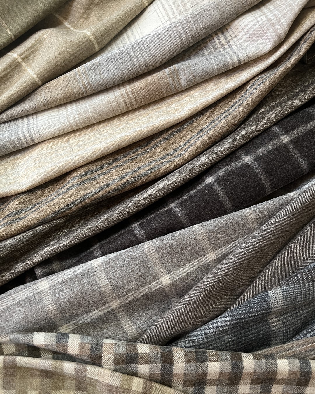 Tekstilprøver av ull-tekstilen tekstilen Naturally Moon II fra Moon i flere farger. Gardinmaker.no. Foto. Tekstilprøver av ull-tekstilen tekstilen Naturally Moon II fra Moon i flere farger. Gardinmaker.no. Foto.