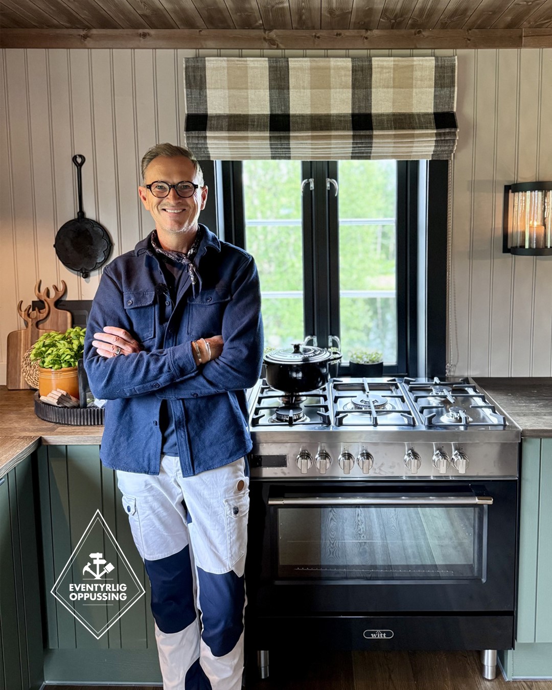 Eventyrlig Oppussing med Halvor Bakke på kjøkkenet i hytta på Snåsa. Beige panelvegger. Vindu med sorte lister og skreddersydd liftgardin i rutete tekstil fra Ian Mankin. Fra Eventyrlig Oppussing 2025, Snåsa. Foto. Eventyrlig Oppussing med Halvor Bakke på kjøkkenet i hytta på Snåsa. Beige panelvegger. Vindu med sorte lister og skreddersydd liftgardin i rutete tekstil fra Ian Mankin. Fra Eventyrlig Oppussing 2025, Snåsa. Foto.