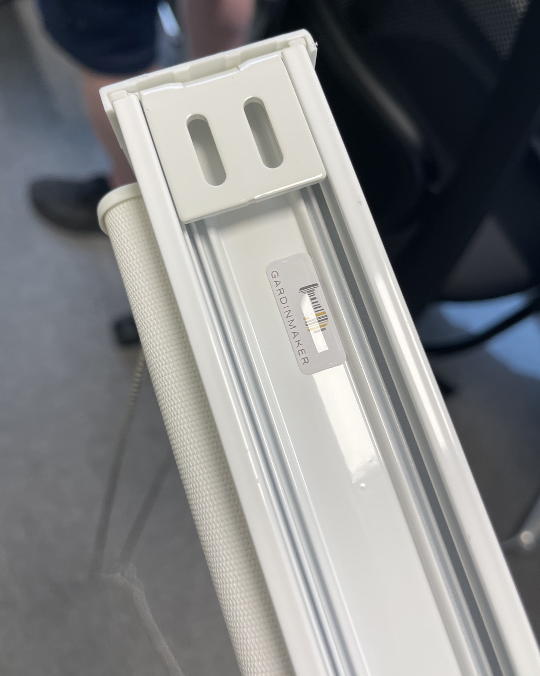 Detaljbilde av rullegardin med Toso system. Hvitt system med Screen Vision 5% fra Mermet i fargen White Linen. Foto. Detaljbilde av rullegardin med Toso system. Hvitt system med Screen Vision 5% fra Mermet i fargen White Linen. Foto.