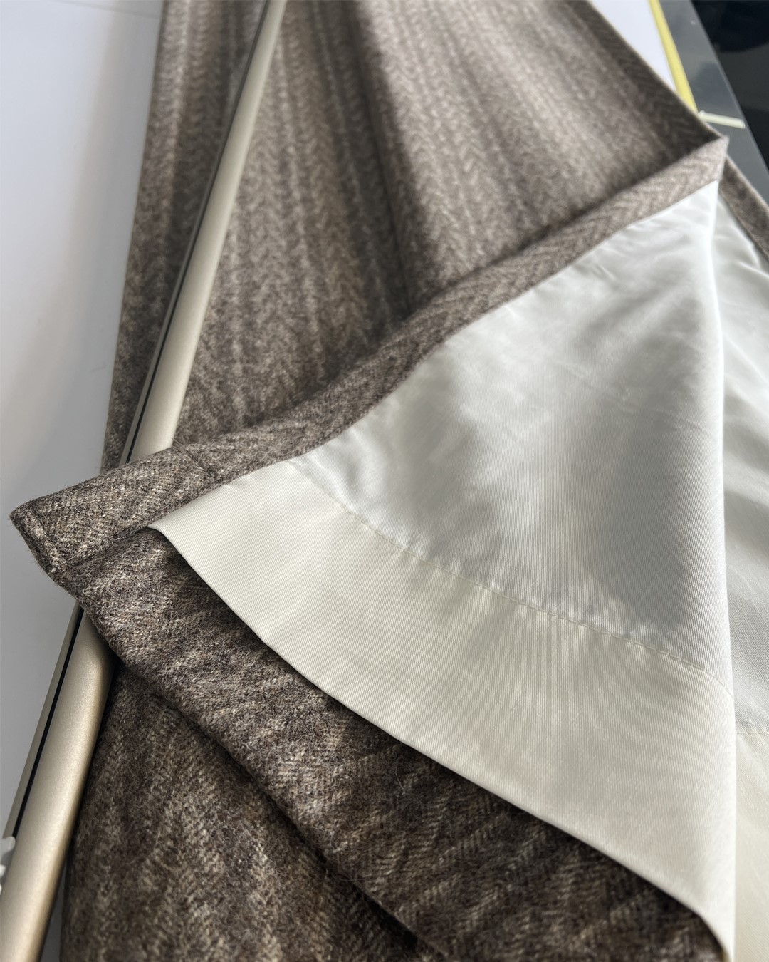 Skreddersydd gardinlengde med lystett fôr sydd i blyantfold. Tekstilen Naturally Moon II fra Moon i fargen Kintail Shale. Kroket og klar til å henges opp. Foto. Skreddersydd gardinlengde med lystett fôr sydd i blyantfold. Tekstilen Naturally Moon II fra Moon i fargen Kintail Shale. Kroket og klar til å henges opp. Foto.