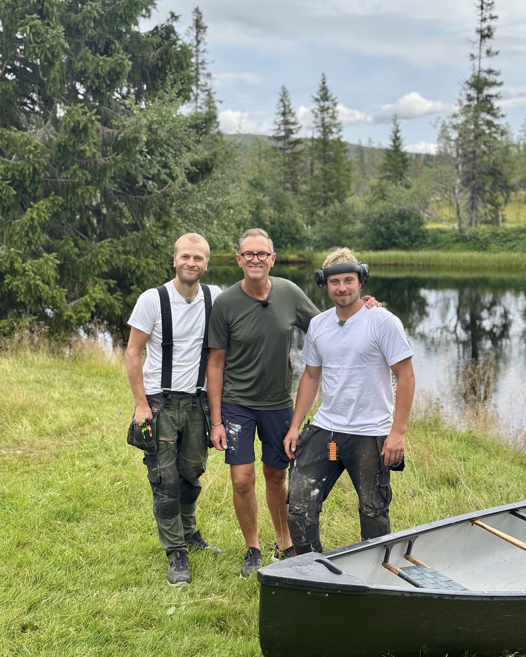 Eventyrlig Oppussing på Almoseteren. Bilde av Halvor Bakke og gjengen. Står foran vannet. Kanoen står klar ved siden. Fra Eventyrlig Oppussing 2025, Almoseteren i Snåsa. Foto. Eventyrlig Oppussing på Almoseteren. Bilde av Halvor Bakke og gjengen. Står foran vannet. Kanoen står klar ved siden. Fra Eventyrlig Oppussing 2025, Almoseteren i Snåsa. Foto.