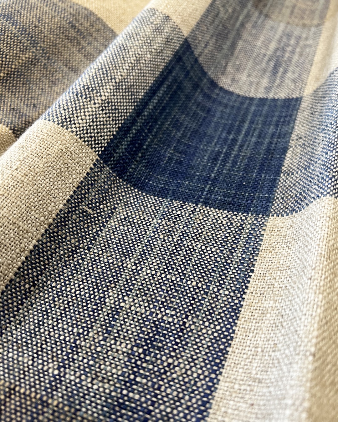 Detaljbilde av tekstilen Oban Check fra Ian Mankin i fargen Blue. Foto. Detaljbilde av tekstilen Oban Check fra Ian Mankin i fargen Blue. Foto.