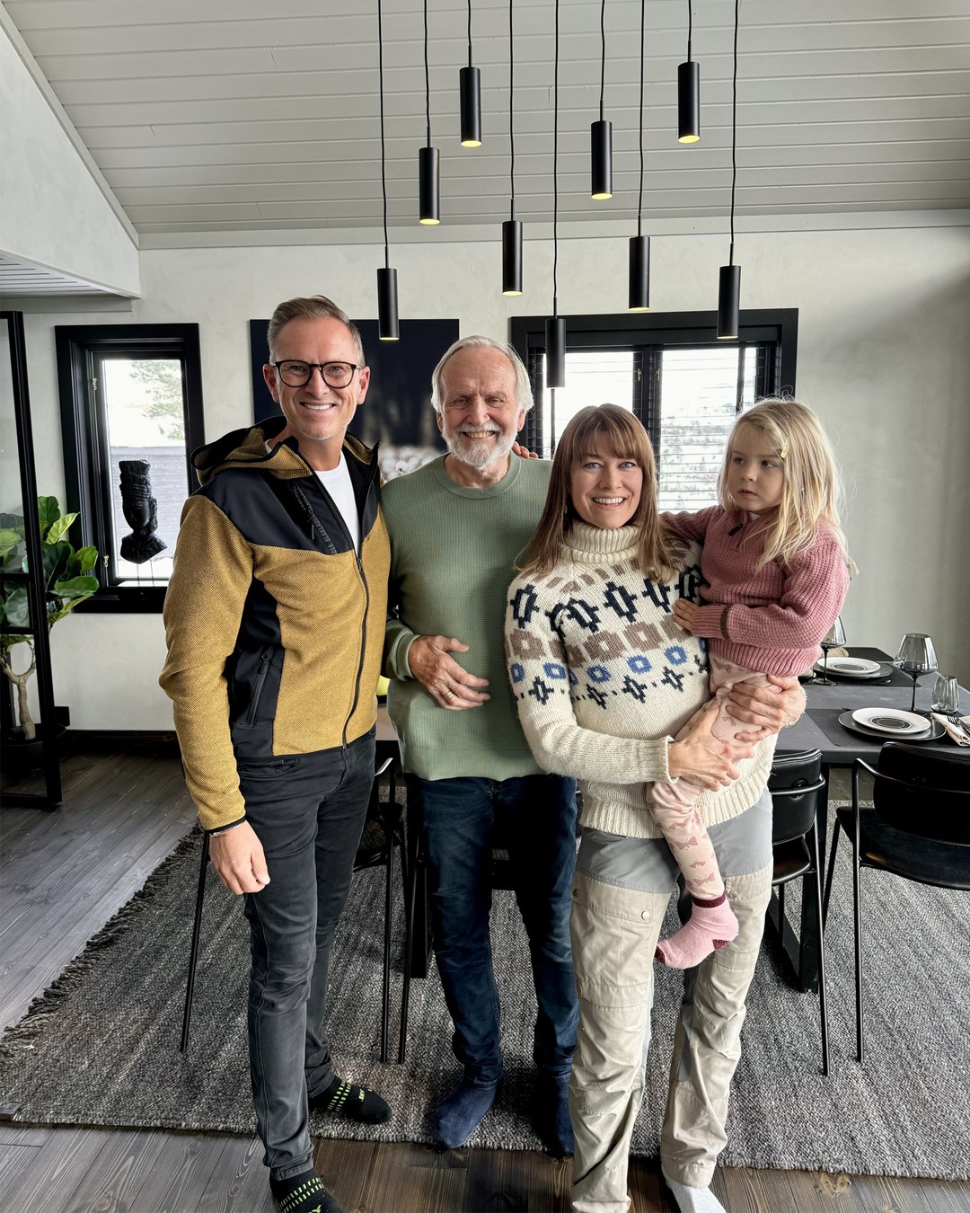 Halvor Bakke sammen med hytteeierne. Mørkt tregulv. Hvitmalt paneltak. Lys grå kalkmaling på veggene. Vinduer med sorte vinduslister. Fra Eventyrlig Oppussing 2025, Sjøholt. Foto. Halvor Bakke sammen med hytteeierne. Mørkt tregulv. Hvitmalt paneltak. Lys grå kalkmaling på veggene. Vinduer med sorte vinduslister. Fra Eventyrlig Oppussing 2025, Sjøholt. Foto.