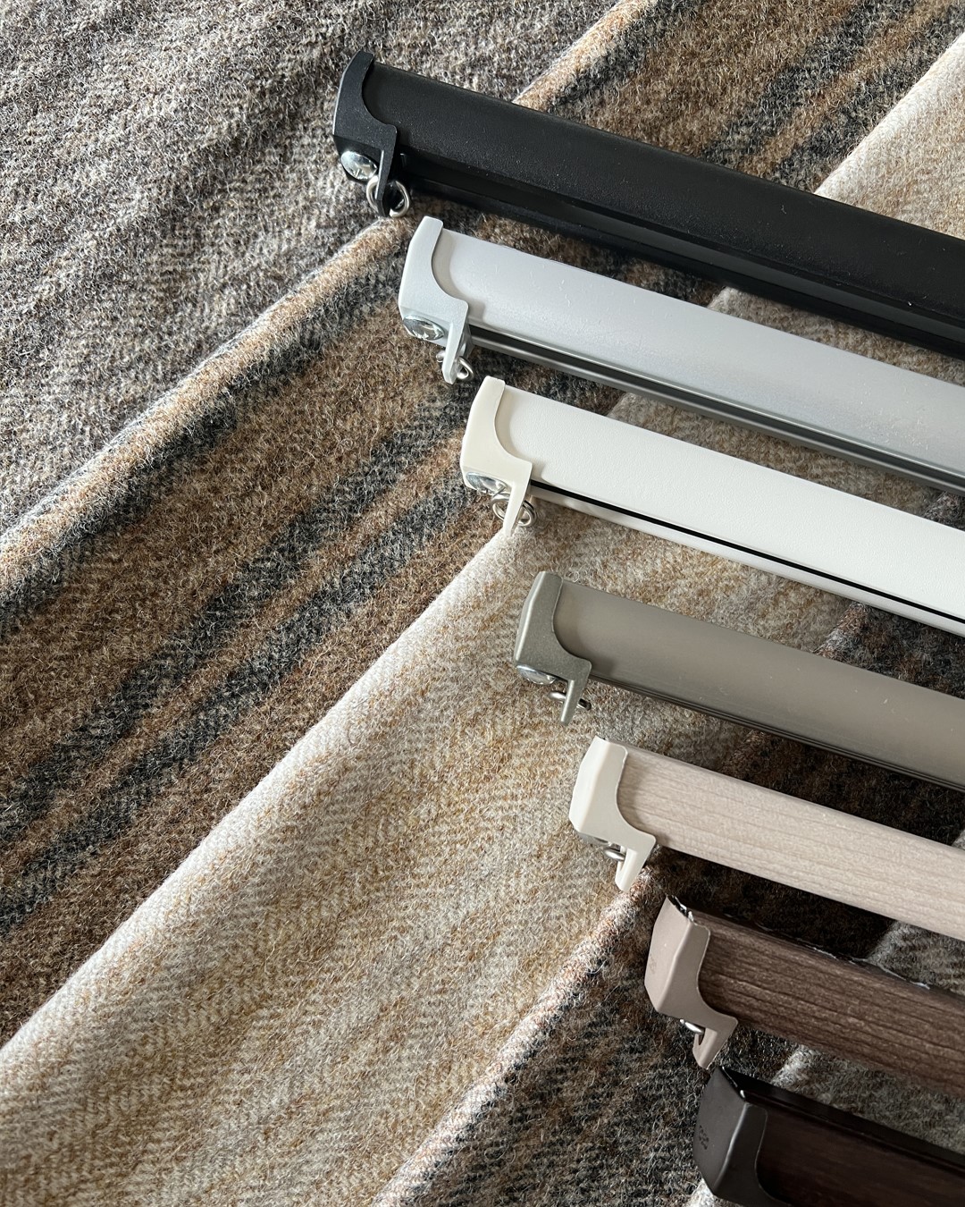 Detaljbilde av Nexty gardinskinne i alle syv farger. Tekstiler, Naturally Moon II fra Moon i flere farger. Gardinmaker.no. Foto. Detaljbilde av Nexty gardinskinne i alle syv farger. Tekstiler, Naturally Moon II fra Moon i flere farger. Gardinmaker.no. Foto.